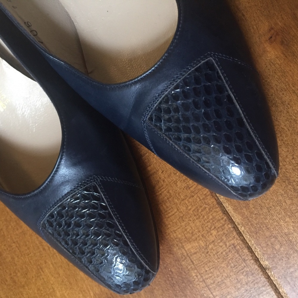 Vintage Navy Ferragamo Heels 347, sz 6.5AA
